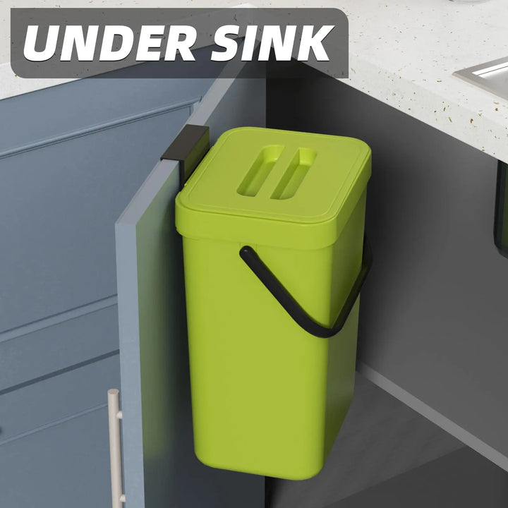 Grön mini soptunna hängande på skåpdörr under diskho i kök