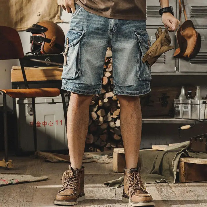 Helkroppsbild på herrar i retro denimshorts med streetstil