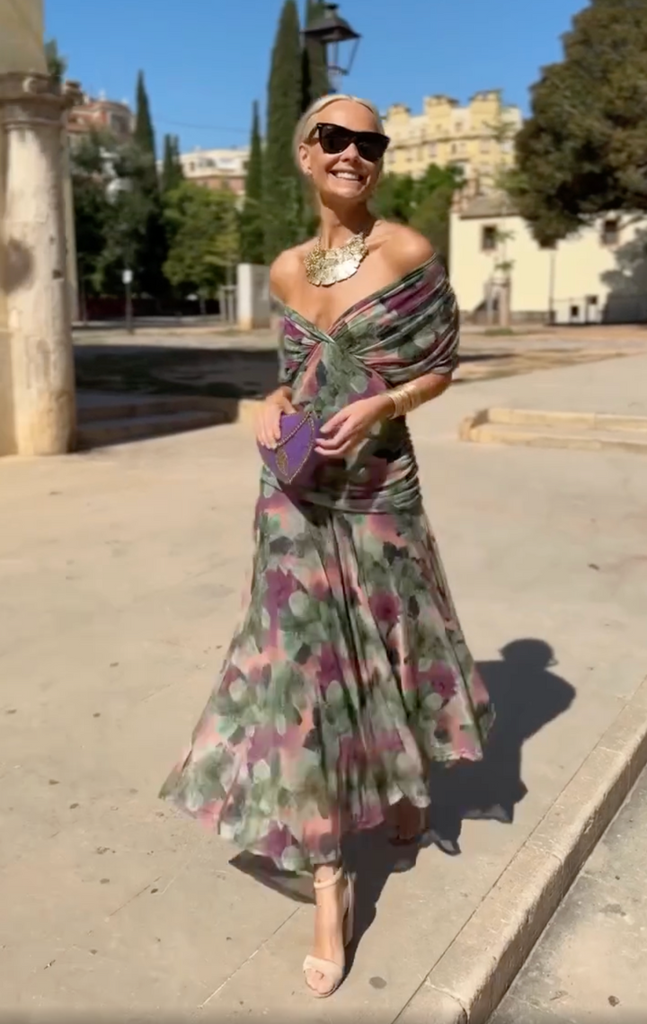 Maxiklänning med blommor och feminin off-shoulder passform, idealisk för fest.
