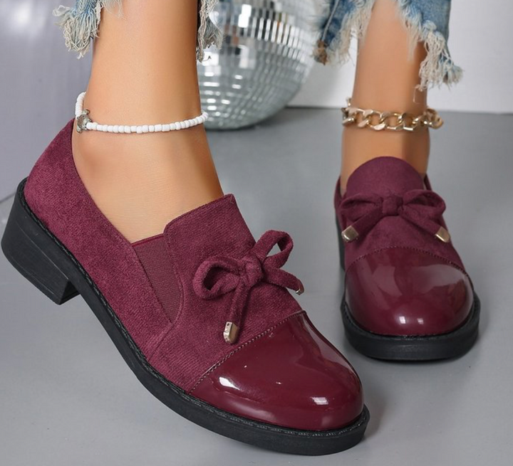 Svarta slip-on skor för dam med stilrena designdetaljer