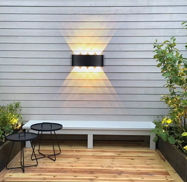 Översiktsbild på modern LED vägglampa tänd i skymningen