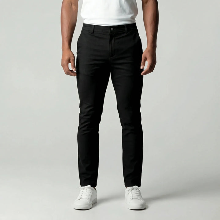 Helbild framifrån av man som bär svarta herrbyxor Maddox och vit t-shirt