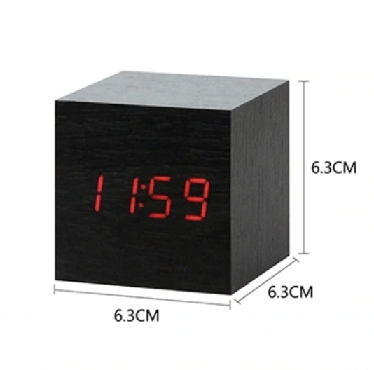 Minimalistisk LED-väckarklocka på skrivbord i stilrent sovrum