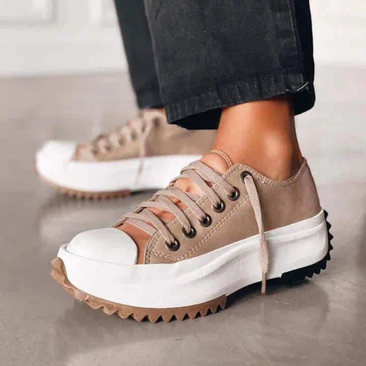 Bruna plattformsneakers för dam med snörning på fot