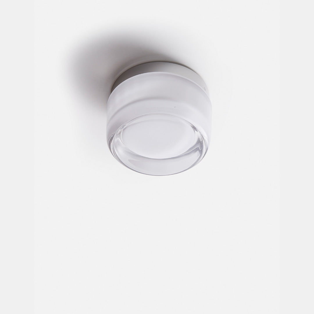Dimple vägglampa i modern inredning med fokus på belysning och form