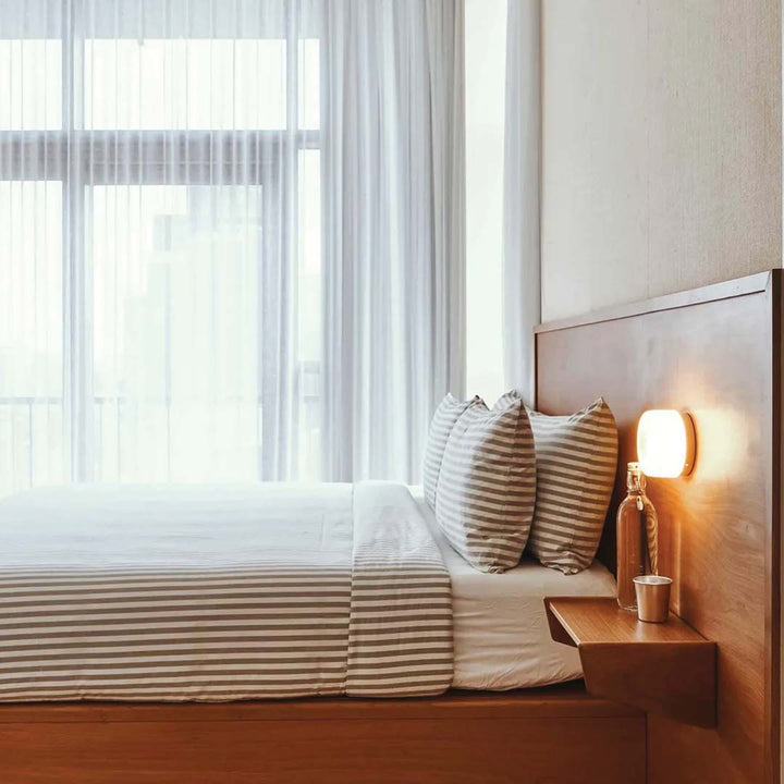 Närbild på Dimple vägglampa som visar den exklusiva ytan och materialet