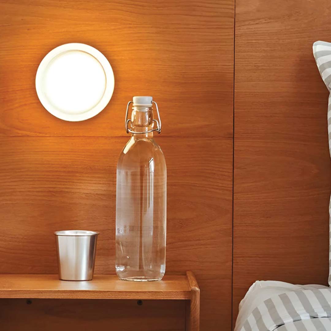 Stilren Dimple vägglampa i modern design med elegant glasdetalj för väggbelysning