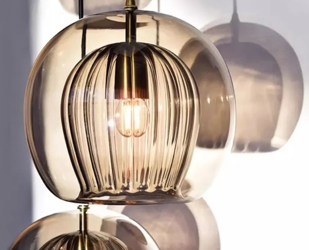 Närbild på LuxeSphere glaslampa med detaljer i mässing och elegant design