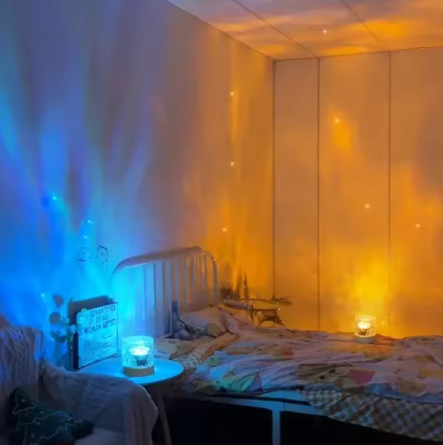 Atmosfäriska ljuseffekter från LED-lampan som lyser upp ett sovrum