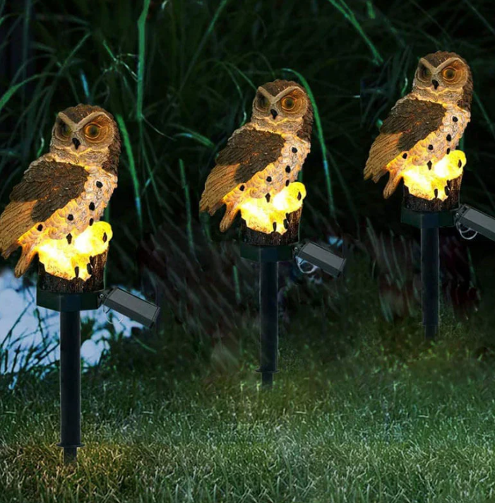 Närbild på solar-trädgårdslampa utformad som en detaljerad uggla för utomhusbelysning