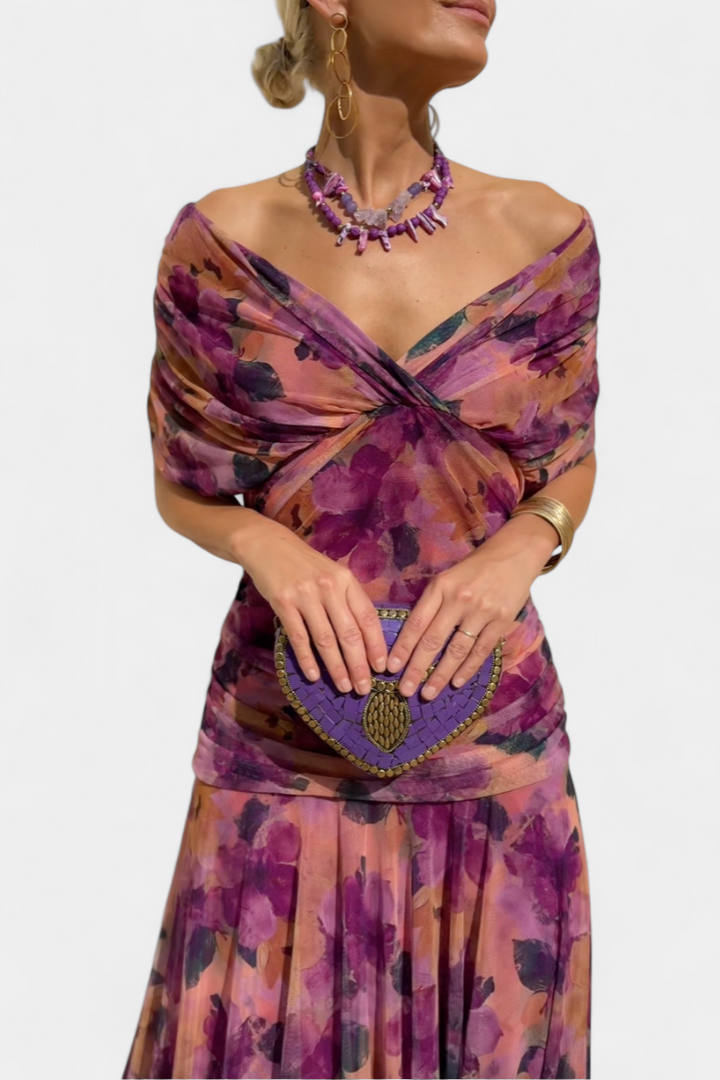 Närbild på överdelen av den eleganta off-shoulder klänningen med draperade detaljer