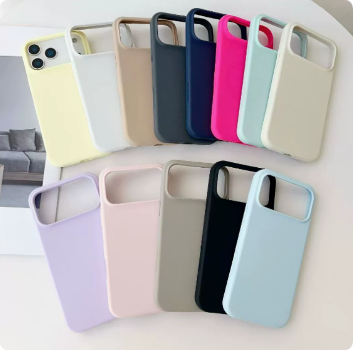 Flera magnetiska silikonfodral för iPhone i olika färger uppstaplade på bord
