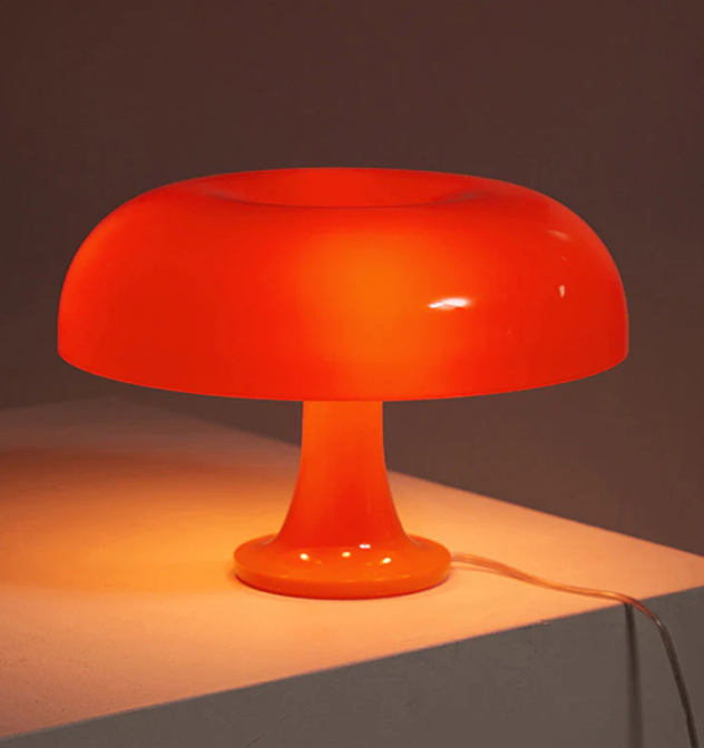 Tänd orange LED svamplampa som sprider ett varmt och mysigt sken