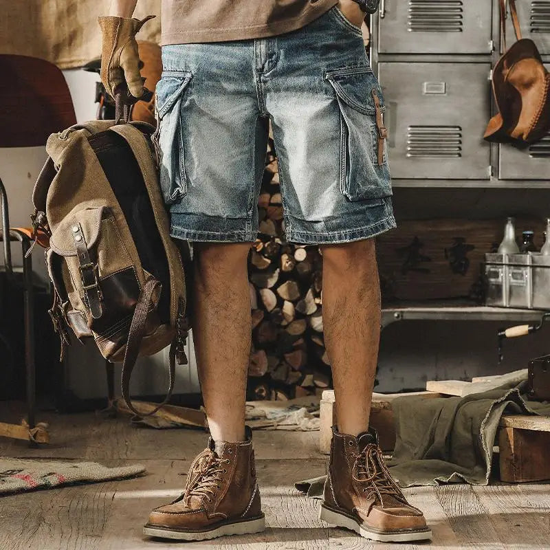 Baksida av blå cargoshorts i denim för män med trendig passform för varma sommardagar