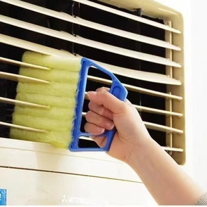 Blå persiennborste i mikrofiber som används på ventilationsgaller