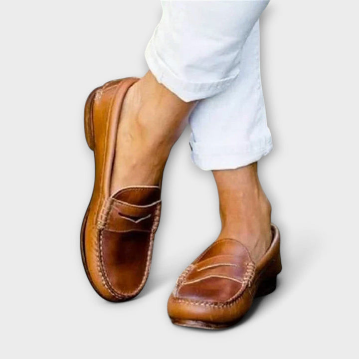 Margot loafers i brun nyans matchade med vita byxor