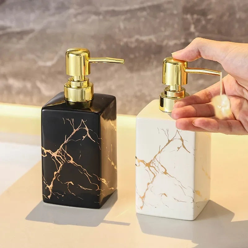 Hand som trycker på pumpen till en vit marmorerad schampodispenser i keramik