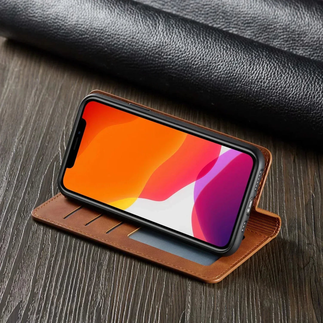 Brunt läder plånboksfodral för iPhone uppställt med kortfack synliga