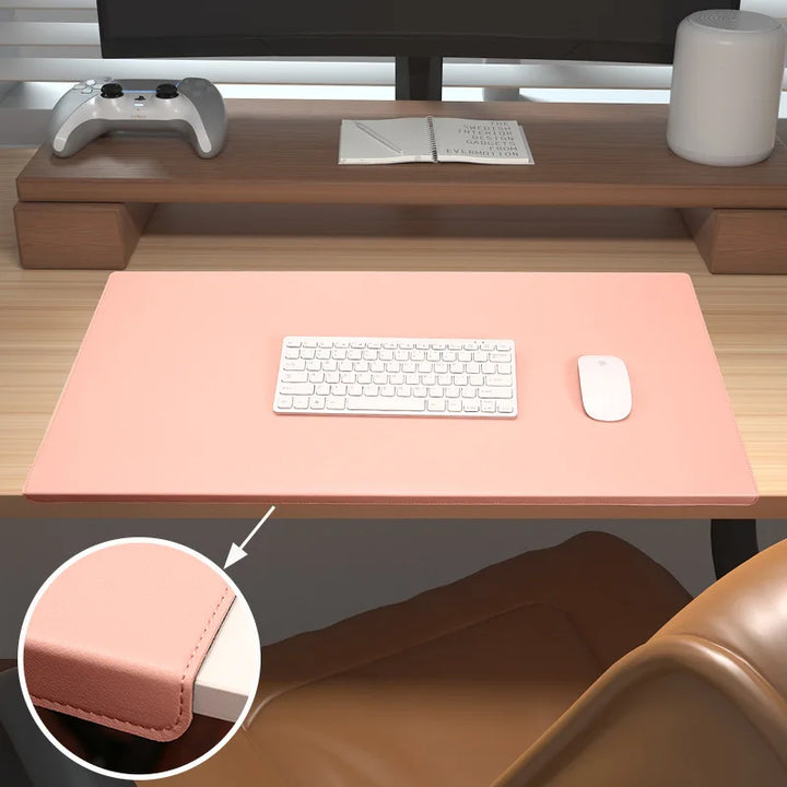 Svart ergonomisk musmatta med handledsstöd placerad på träskrivbord
