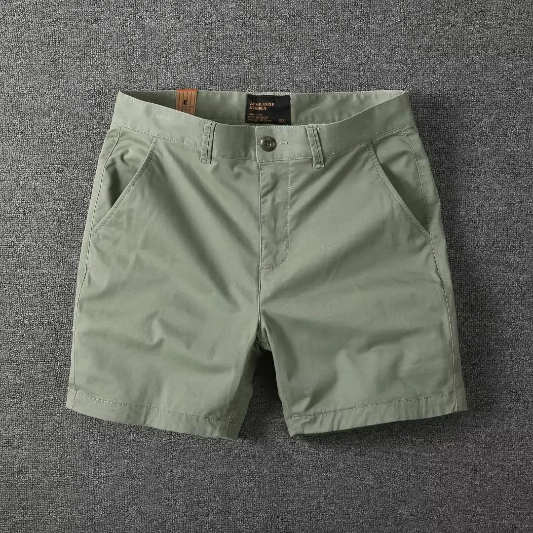 Högkvalitativt tyg på somriga chinoshorts för män i klassisk stil