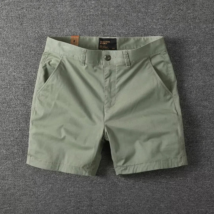Högkvalitativt tyg på somriga chinoshorts för män i klassisk stil
