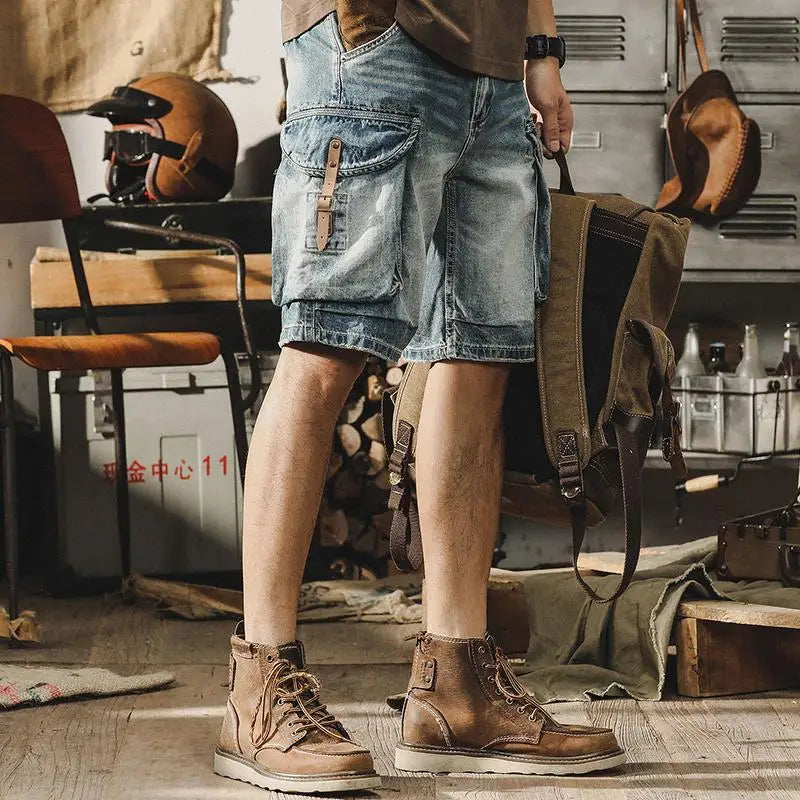 Detaljbild på cargofickor och bälte på retro motorcykelshorts