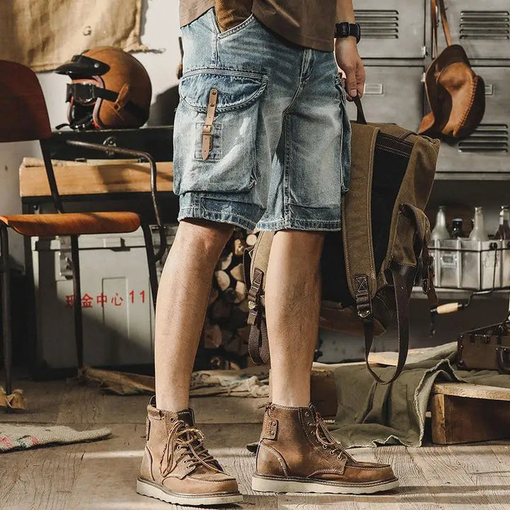 Detaljbild på cargofickor och bälte på retro motorcykelshorts