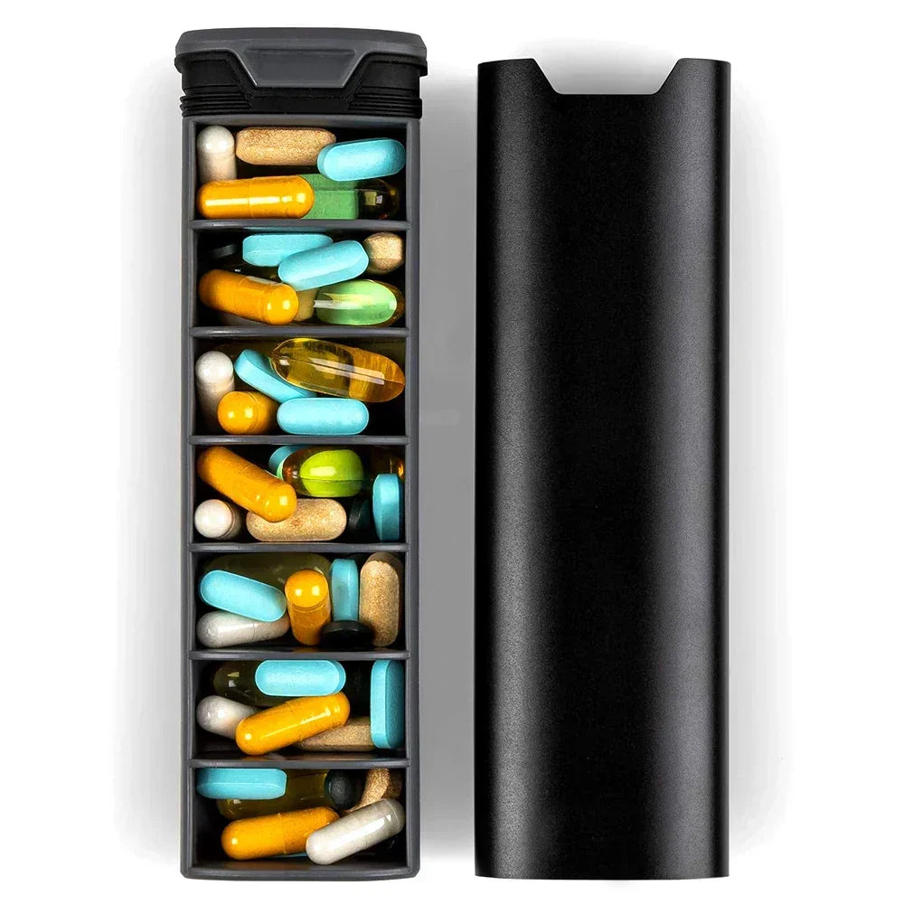 Svart 7-dagars pillerorganisatör fylld med olika vitaminer och piller