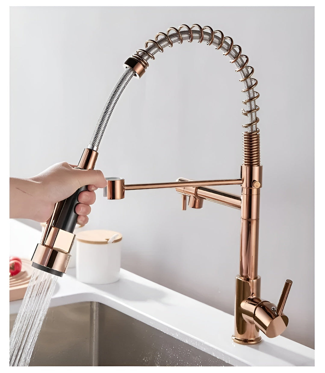 Detaljbild på det ergonomiska handtaget till den svarta kökskranen