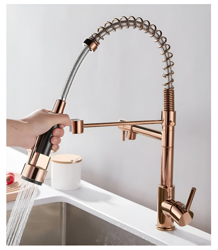 Detaljbild på det ergonomiska handtaget till den svarta kökskranen