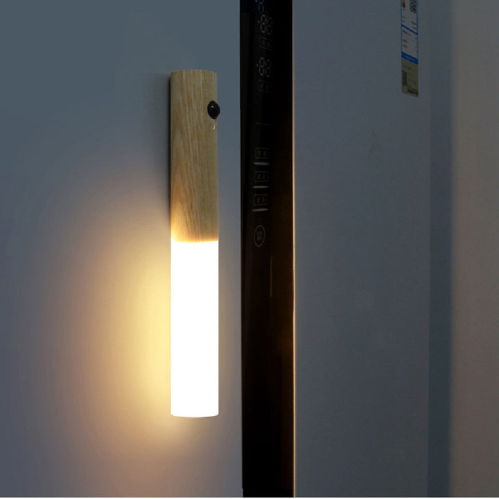 Uppladdningsbar LED-lampa med rörelsesensor fäst på yta