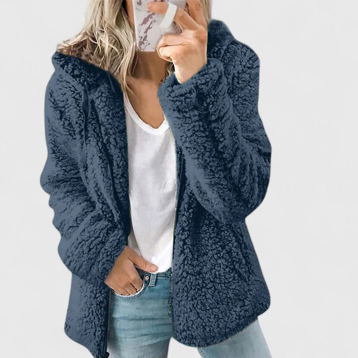 Blå mjuk damjacka i teddypäls med huva