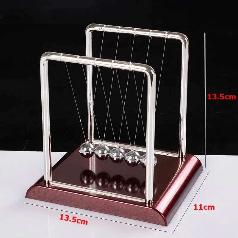 Vetenskaplig utställning med gungande metallkulor i elegant design