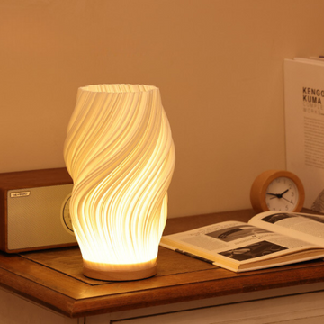 Närbild på den moderna LED bordslampans armatur och eleganta yta