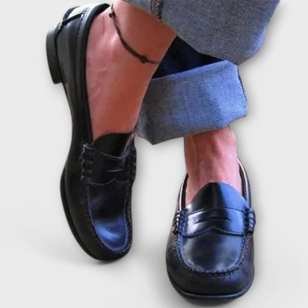 Svarta tidlösa loafers för dam med bekväm passform och elegant utseende