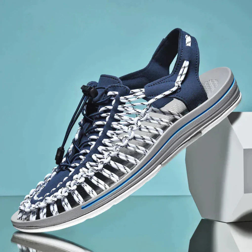 Närbild på fotriktiga dam sneakers med elastisk öppning för enkel påtagning
