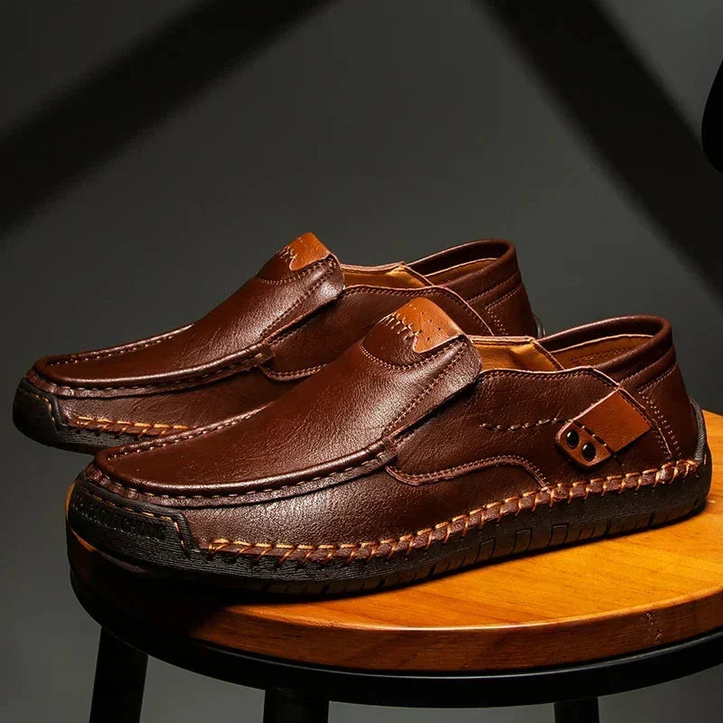 Närbild på handsydda detaljer och sula på eleganta herrsneakers och skor