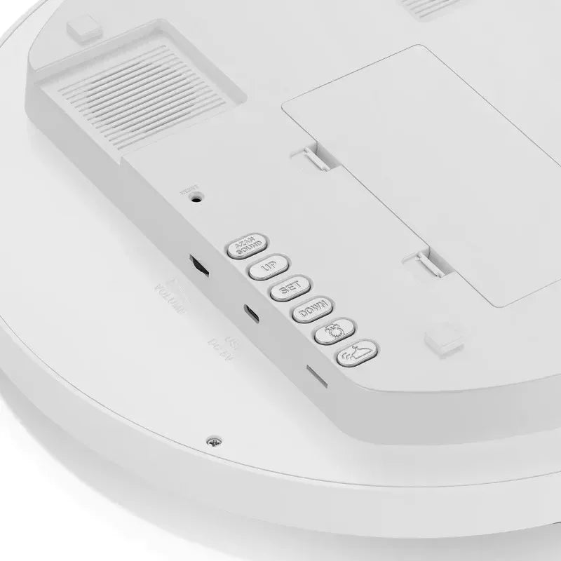 Digital azan klocka i minimalistisk design för smidig väggmontering i vardagsrummet