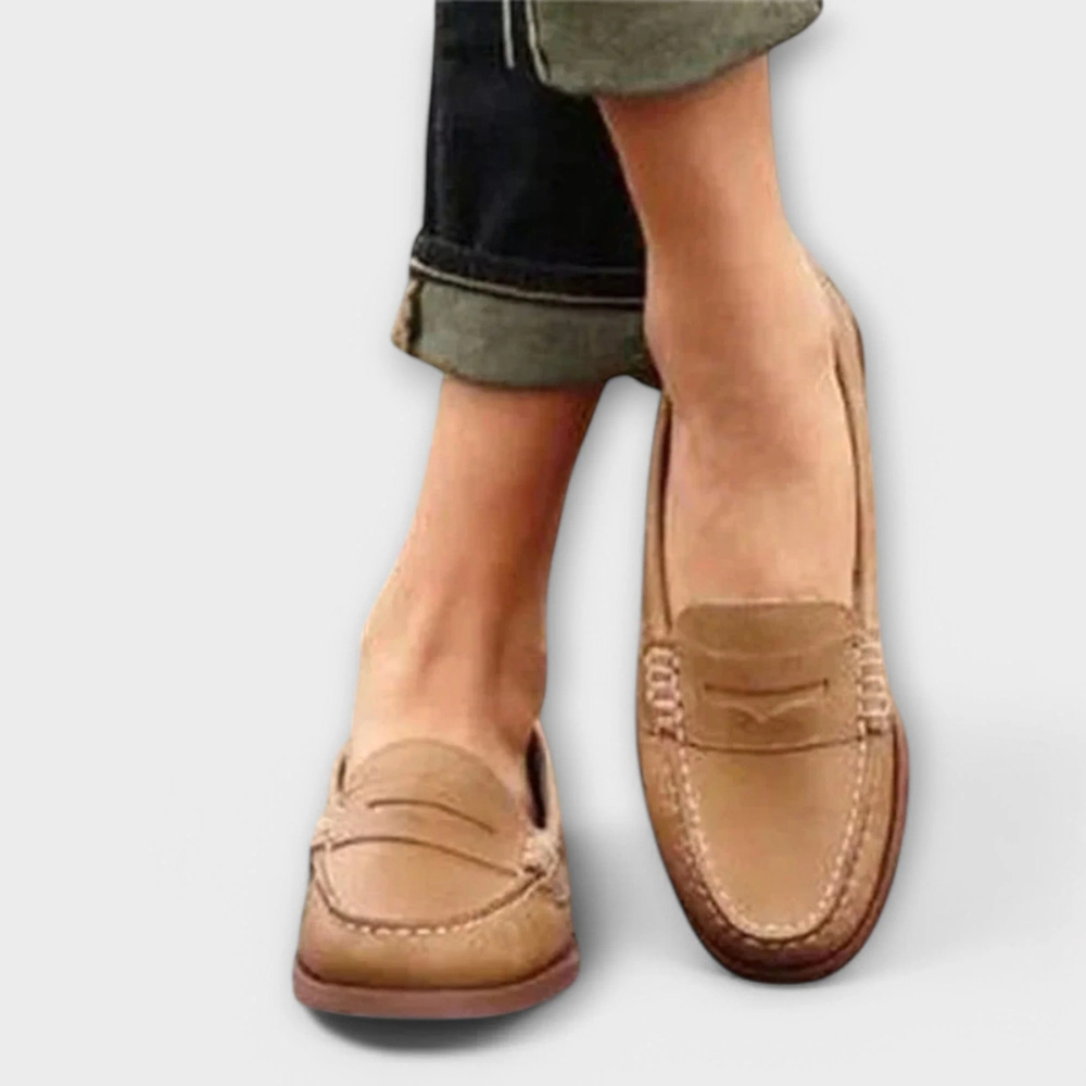 Margot dam loafers i khaki färg på modell