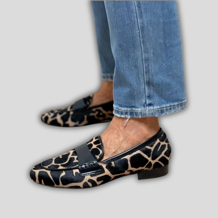 Sida av Brigitte bekväma leopardmönstrade loafers på modell