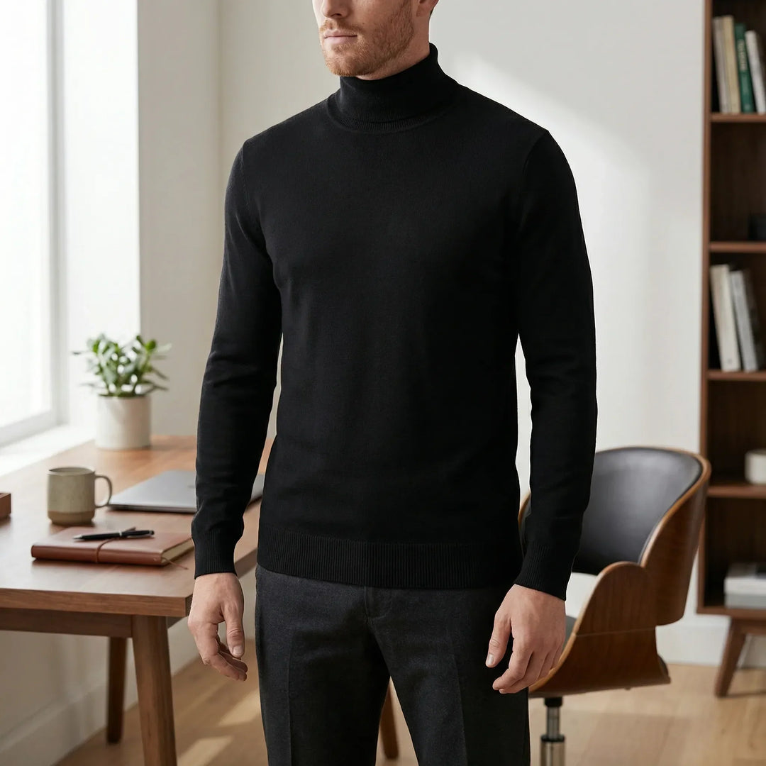 Man i svart slim fit polotröja stående vid skrivbord