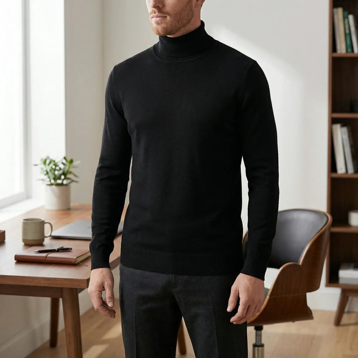 Man i svart slim fit polotröja stående vid skrivbord