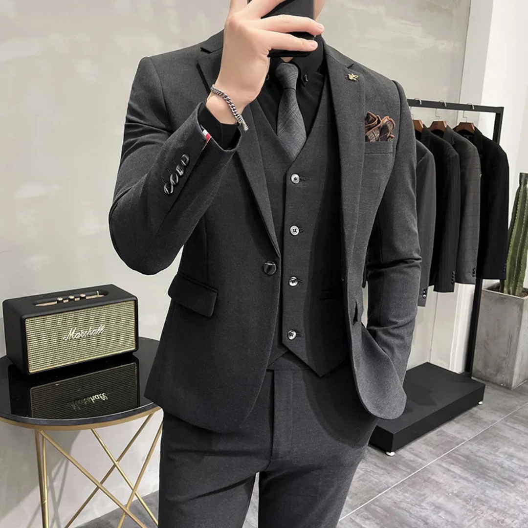 Slim fit tredelad herrkostym med kavaj, väst och byxor i elegant design för fest och bröllop.