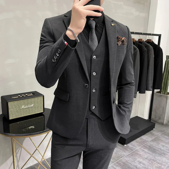 Slim fit tredelad herrkostym med kavaj, väst och byxor i elegant design för fest och bröllop.