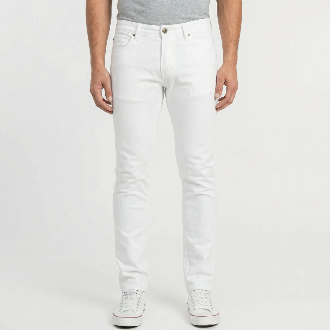 Studiobild på vita herrjeans med slim fit-passform framifrån