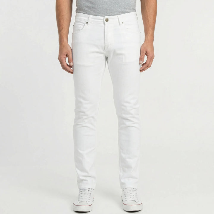 Studiobild på vita herrjeans med slim fit-passform framifrån