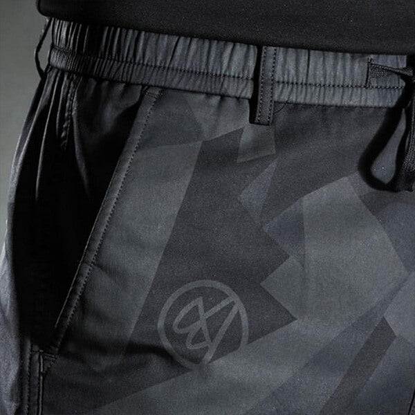Svarta slim-fit chinobyxor för män i stilren design, framifrån