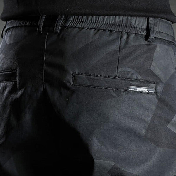 Detaljbild på tyg och sömmar i svarta herrychinobyxor slim fit
