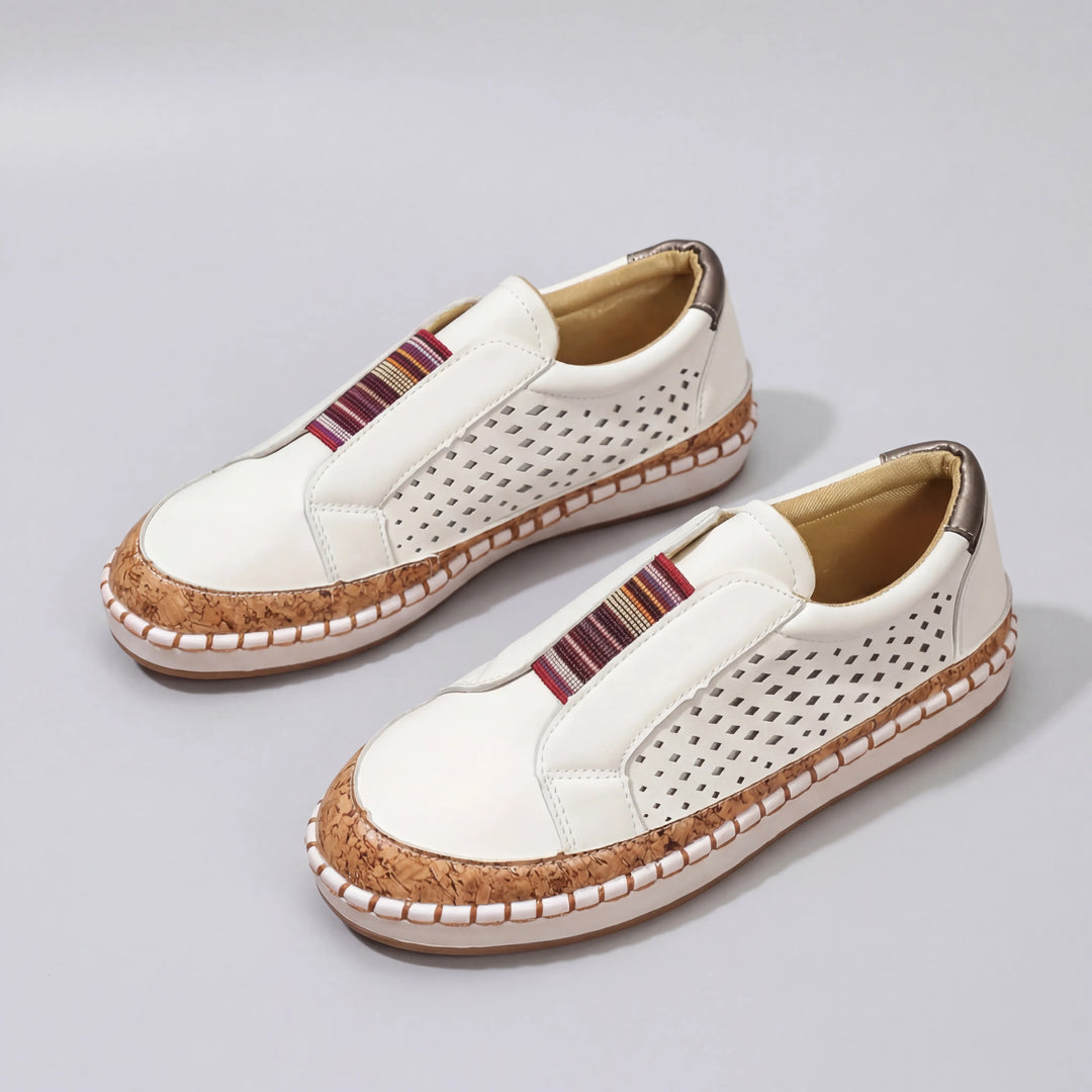 Beiga dam slip-on lågtoppssneakers i bekväm vardagsmodell bakifrån