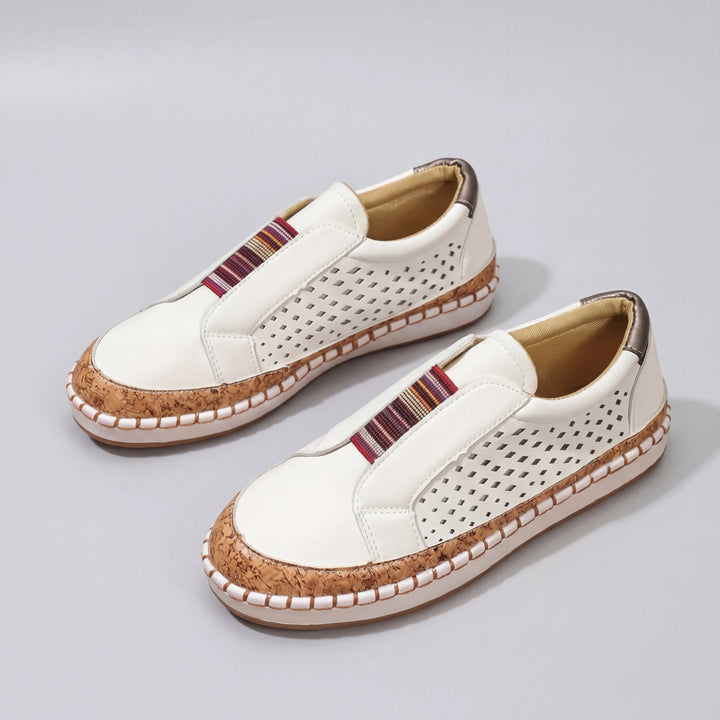 Beiga dam slip-on lågtoppssneakers i bekväm vardagsmodell bakifrån